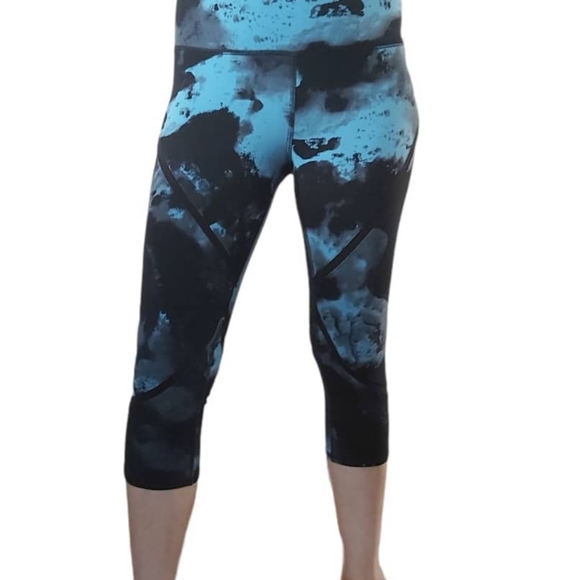 ALO Yoga whisper Capri legging - Picture 7 of 15